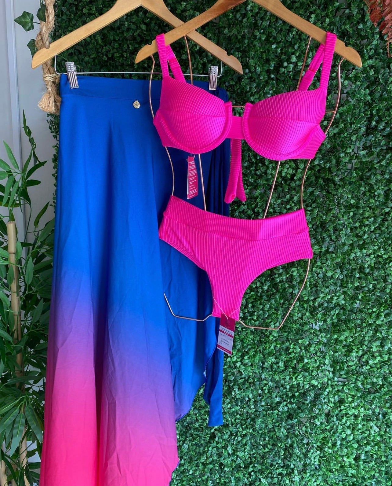 Biquíni pink e pareo